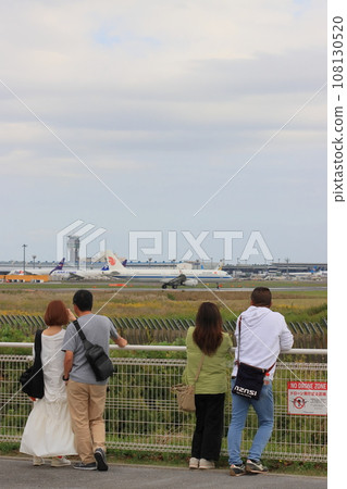 一對女夫婦送客機起飛 一對女夫婦送客機起飛 108130520
