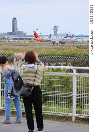 一對女夫婦送客機起飛 一對女夫婦送客機起飛 108130521