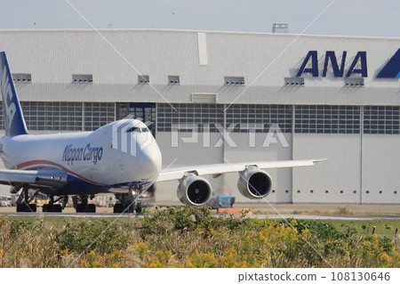 大型貨機747準備起飛 108130646