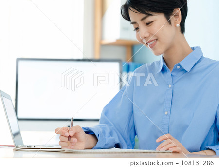 在家工作的自營職業女性 108131286