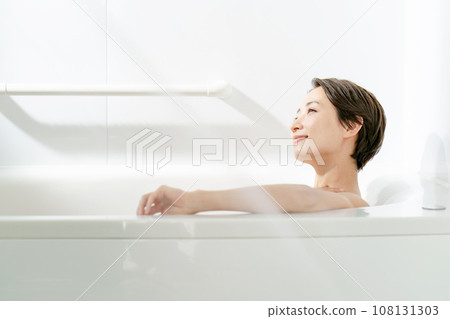 Bath time relaxing steam 108131303