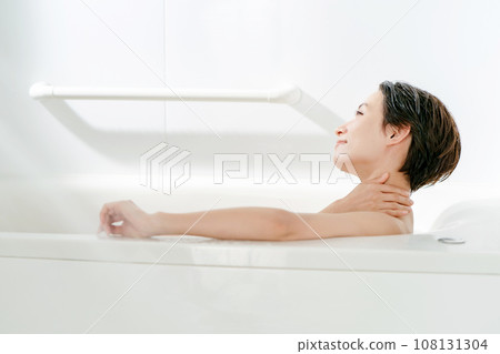 Bath time relaxing steam 108131304