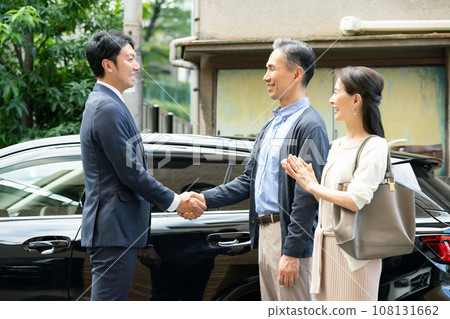 經銷商夫婦汽車握手 108131662
