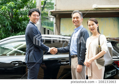 經銷商夫婦汽車握手 經銷商夫婦汽車握手 108131663