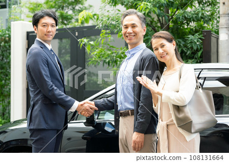 經銷商夫婦汽車握手 經銷商夫婦汽車握手 108131664