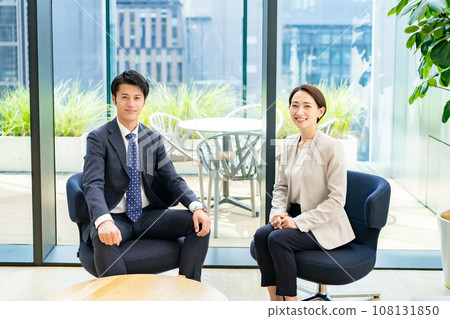 商務討論面試談話 108131850