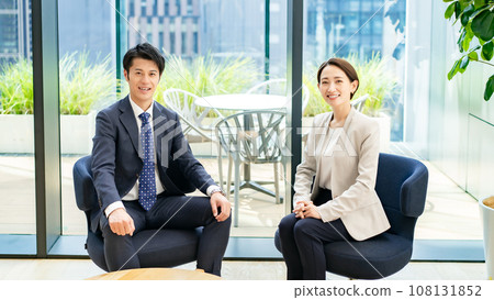 商務討論面試談話 108131852