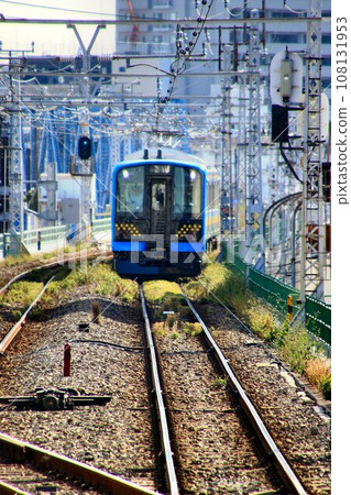 保留著昭和時代痕跡的鶴見線上，出現了新的令和列車…E131系列的新列車正在駛入鶴見站。 108131953