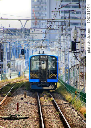 保留著昭和時代痕跡的鶴見線上，出現了新的令和列車…E131系列的新列車正在駛入鶴見站。 108131954