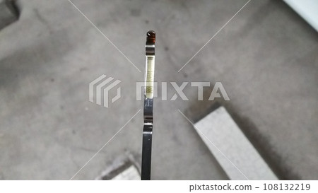 [Automotive maintenance] Oil level gauge showing the proper amount of oil 108132219