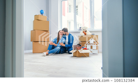 Caucasian couple moving in new home. Young stylish couple in moving in mess. 108132384