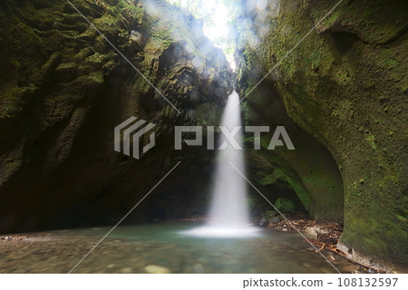 Impressive scenery of Nagano Falls 108132597
