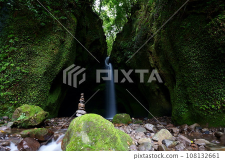 長野瀑布覆蓋著青苔的美景 長野瀑布覆蓋著青苔的美景 108132661