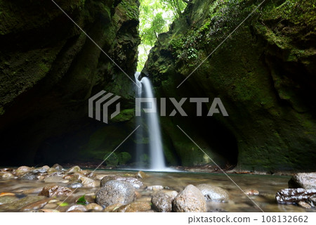 Beautiful view of Nagano Falls with mysterious moss Beautiful view of Nagano Falls with mysterious moss 108132662