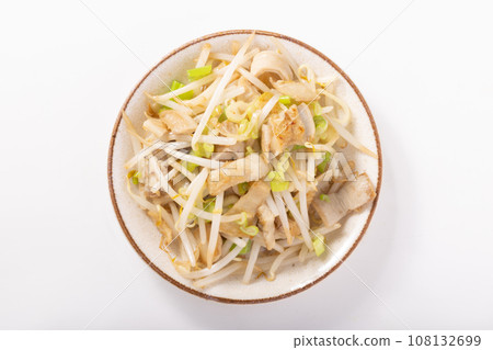 Stir-fried beef offal with salted bean sprouts and green onions 108132699