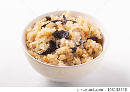 小竹蘑菇和米飯一起煮 小竹蘑菇和米飯一起煮 108132858