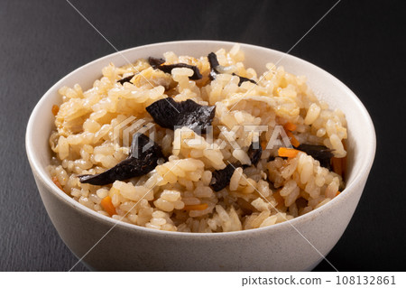 Kotake mushrooms cooked with rice 108132861