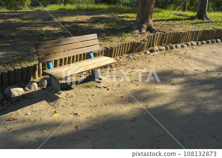 公園裡的舊長凳 108132873