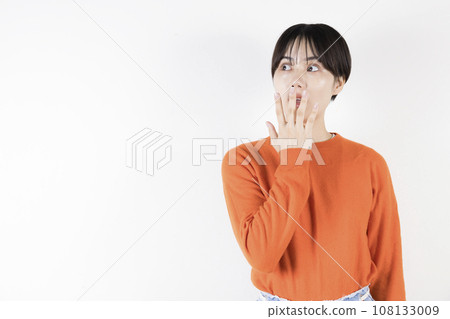 一名 20 多歲、剪短髮的女性做出驚訝的手勢 一名 20 多歲、剪短髮的女性做出驚訝的手勢 108133009