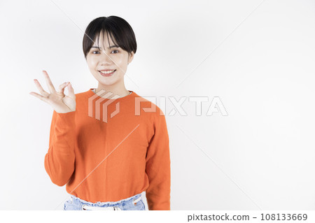20 多歲的微笑女士，剪著短髮，做著 OK 的手勢 108133669