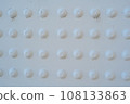 鉚釘圖案漆成白色 108133863