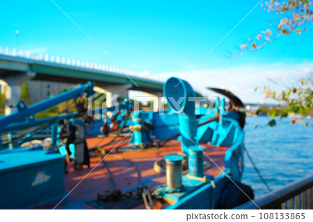 一艘停泊在河裡的工作船 108133865