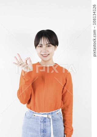 微笑的年輕女子做 OK 姿勢 108134126