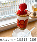 strawberry parfait 108134186