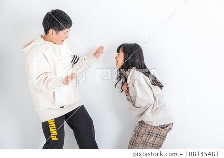 孩子們互相玩耍 孩子們互相玩耍 108135481