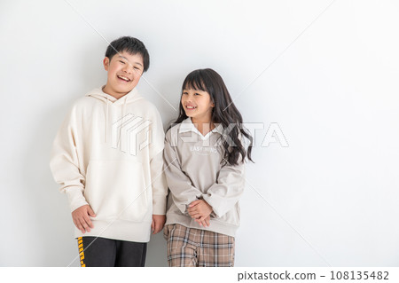 孩子們互相玩耍 孩子們互相玩耍 108135482