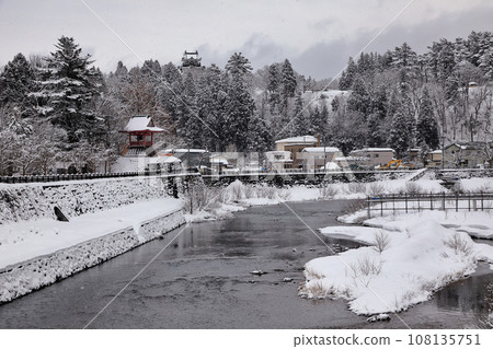 山水小鎮橫手市的城堡和鐘樓景觀 山水小鎮橫手市的城堡和鐘樓景觀 108135751