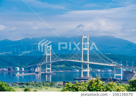 (Hokkaido) Muroran Port and Shiratori Bridge seen from Muroran/Shukutsu Park observation deck (Hokkaido) Muroran Port and Shiratori Bridge seen from Muroran/Shukutsu Park observation deck 108136070