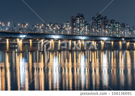 Night view of cityscape of Seoul capital of South Korea and Hangang river 108136091
