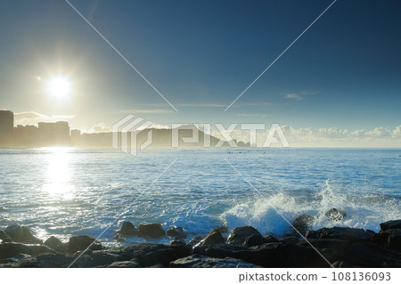 從夏威夷歐胡島阿拉莫阿納海灘公園看到威基基的黎明 108136093
