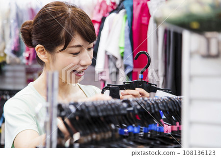 在運動用品店購物的年輕女子 108136123