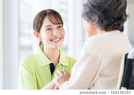 車上的一名高級婦女和一名護理人員 108136197