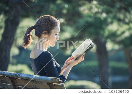 讀書的婦女在公園長椅 讀書的婦女在公園長椅 108136400