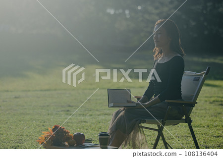 一個女人在公園裡讀書放鬆 一個女人在公園裡讀書放鬆 108136404