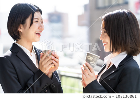 年輕女子喝咖啡休息 108136861