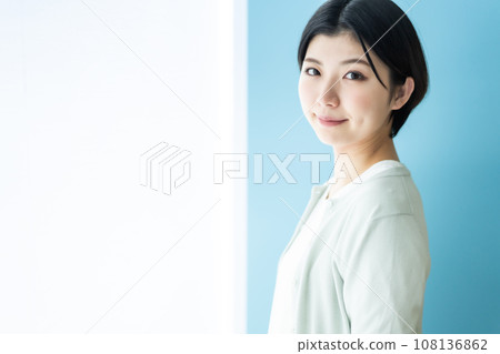 清爽的商務女性肖像 108136862