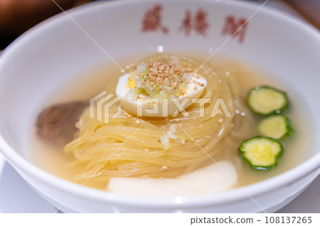 盛岡靈面清露閣 品嚐完黃金比例的湯頭後，加入角提和泡菜，享受辣味的變化。 108137265