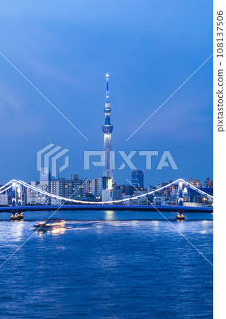 俯瞰須賀樹和清澄大橋的隅田川夜景 東京河畔 俯瞰須賀樹和清澄大橋的隅田川夜景 東京河畔 108137506