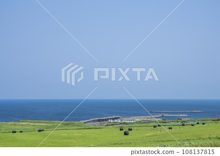 Blue sky, blue sea, grass roll on the ranch Blue sky, blue sea, grass roll on the ranch 108137815