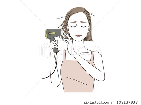 一位女士用吹風機吹乾頭髮後遭受靜電困擾。 108137938