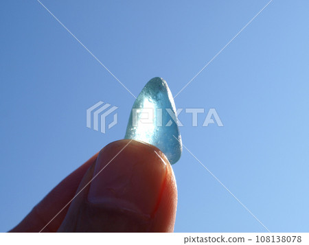 美麗的海玻璃在藍天的背景下閃閃發光 美麗的海玻璃在藍天的背景下閃閃發光 108138078
