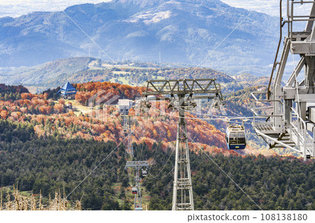 秋天的山形藏王，從山形縣山形市百萬院露台看到的藏王索道山頂線 108138180