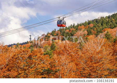 秋天的山形藏王,從山形縣山形市百萬院露台看到的藏王索道山頂線 秋天的山形藏王,從山形縣山形市百萬院露台看到的藏王索道山頂線 108138191