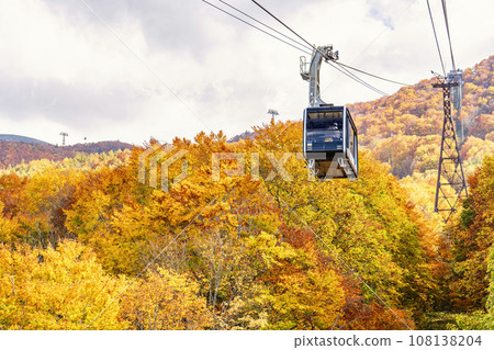 秋天的山形藏王、秋葉的山脈和山形縣山形市藏王索道山麓線 108138204