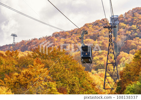 秋天的山形藏王、秋葉的山脈和山形縣山形市藏王索道山麓線 108138337