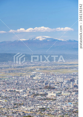 從山形縣山形市西藏王公園的展望廣場俯瞰月山山脈和山形市 108138342